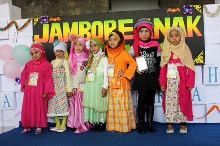 Para peragaan busana berfose dalam Jambore Anak Muslim (JAM) ke-3 Jama'ah Al-Faroby, FIAI UII